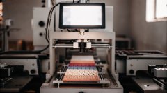 如何解决丝印机印（yìn）刷过程中出现的图案模（mó）糊或漏印问题？